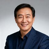 某头部电商品牌市场总监的头像，四十岁男性，穿着深蓝色西装，面带满意的微笑